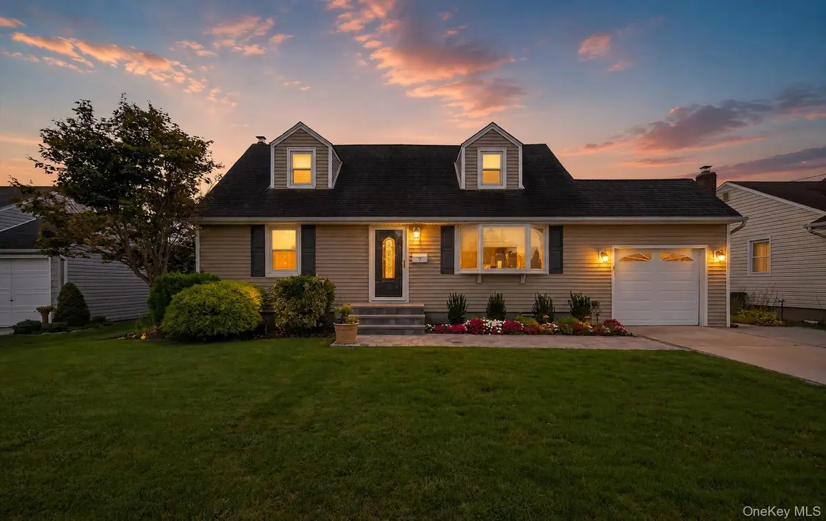 7 Greenbriar Lane, Hicksville, NY 11801 - #1