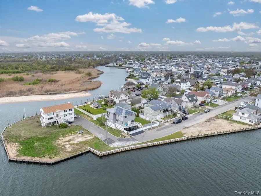 981 S 4th Street, Lindenhurst, NY 11757 - #3