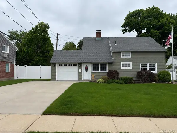72 Walnut Lane, Hicksville, NY 11801