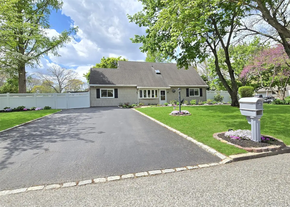 19 Hartsdale Lane, Coram, NY 11727 - #1