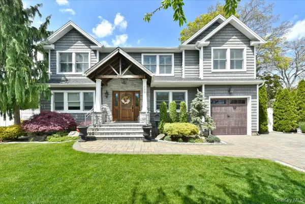 129 Commonwealth Avenue, Massapequa, NY 11758