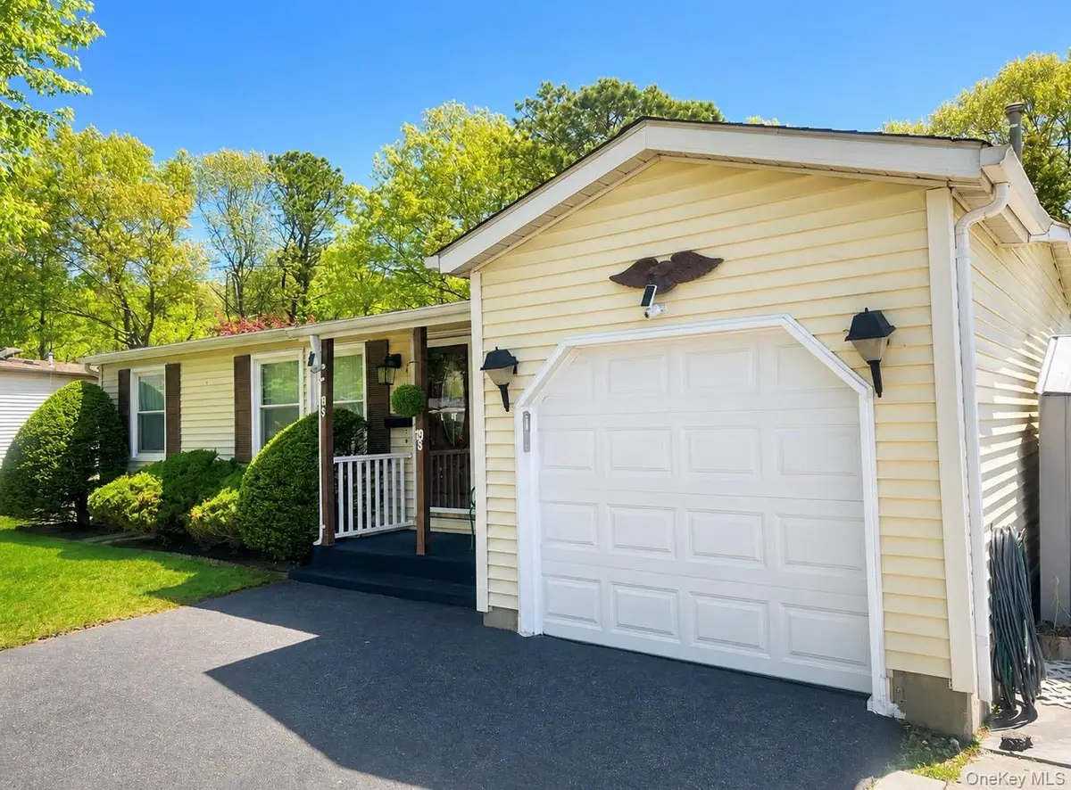 19 Village Circle S, Manorville, NY 11949 - #1