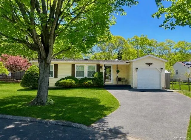 19 Village Circle S, Manorville, NY 11949 - #2