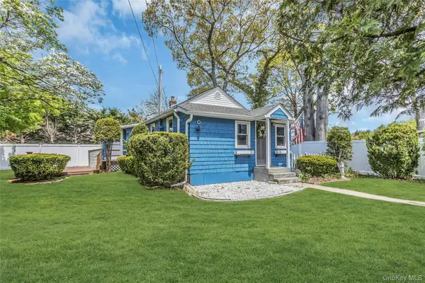 71 Paprocki Avenue, West Islip, NY 11795