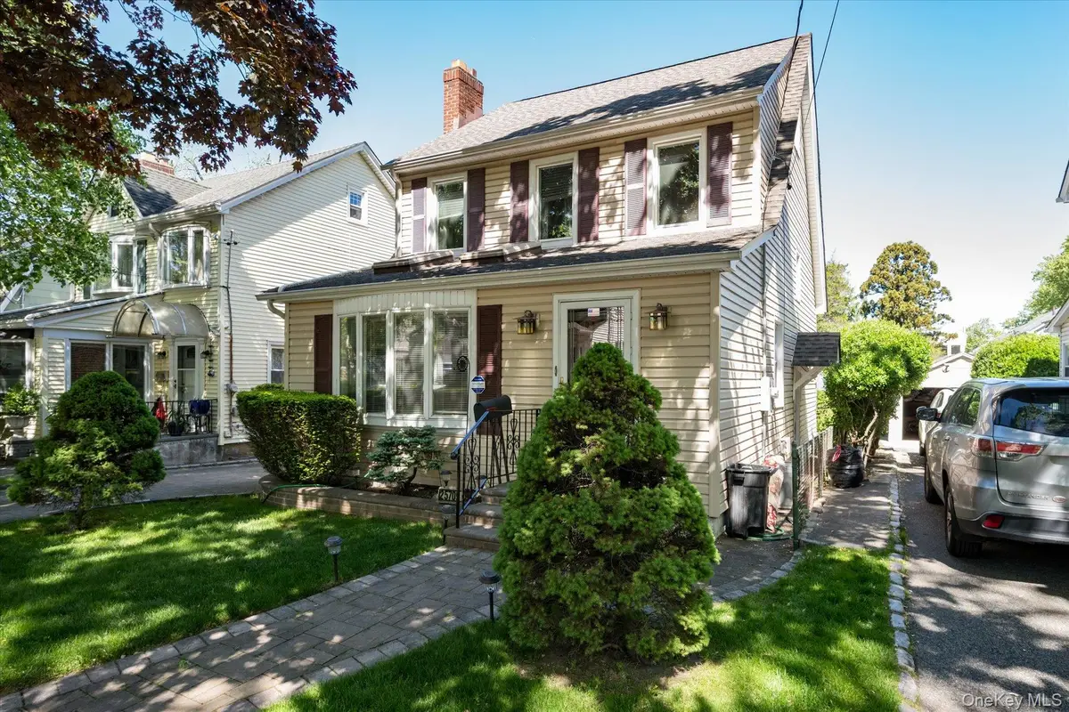 257-09 Pembroke Avenue, Great Neck, NY 11020 - #1