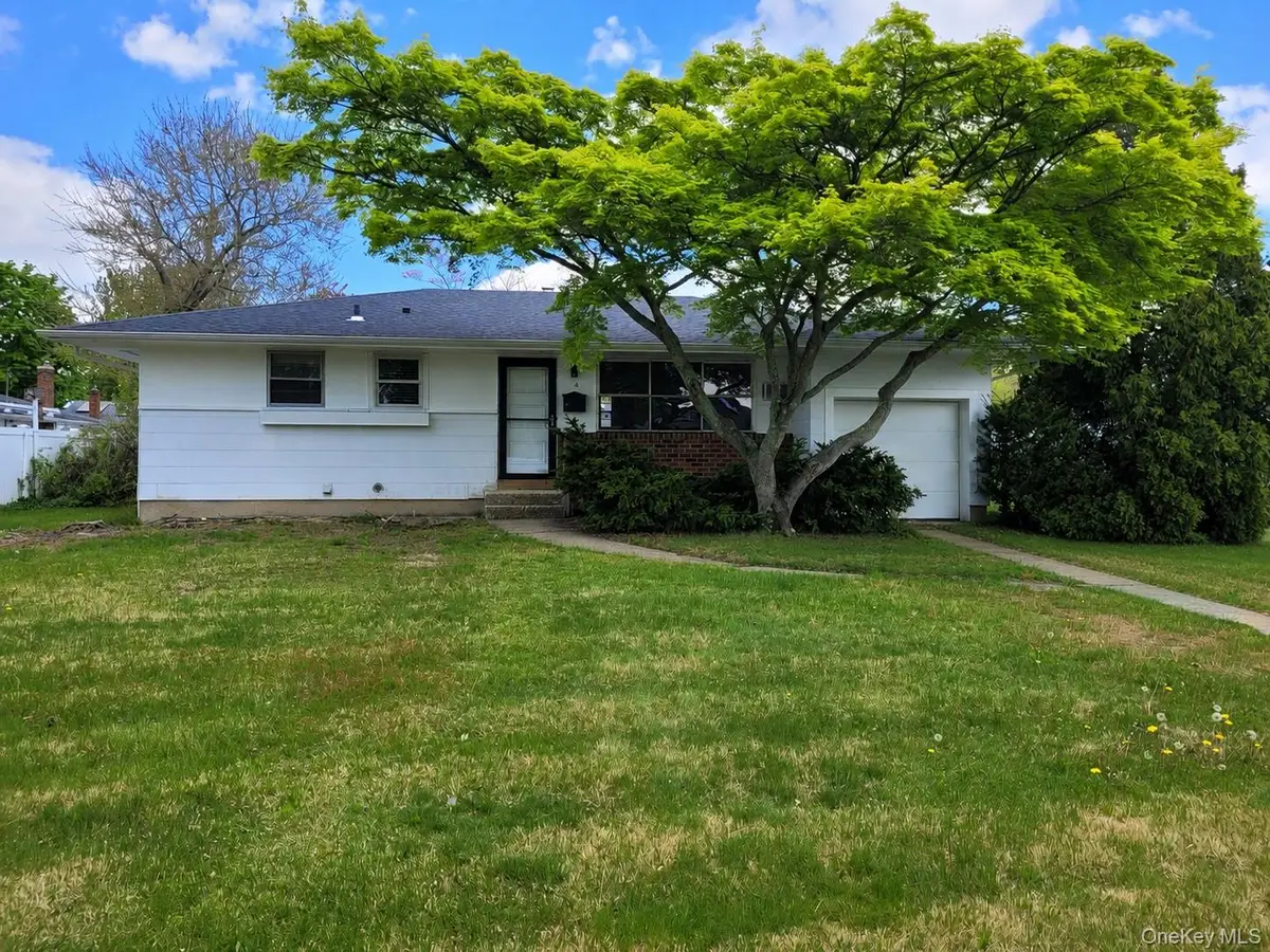 5 Thorpe Lane, East Islip, NY 11730 - #1