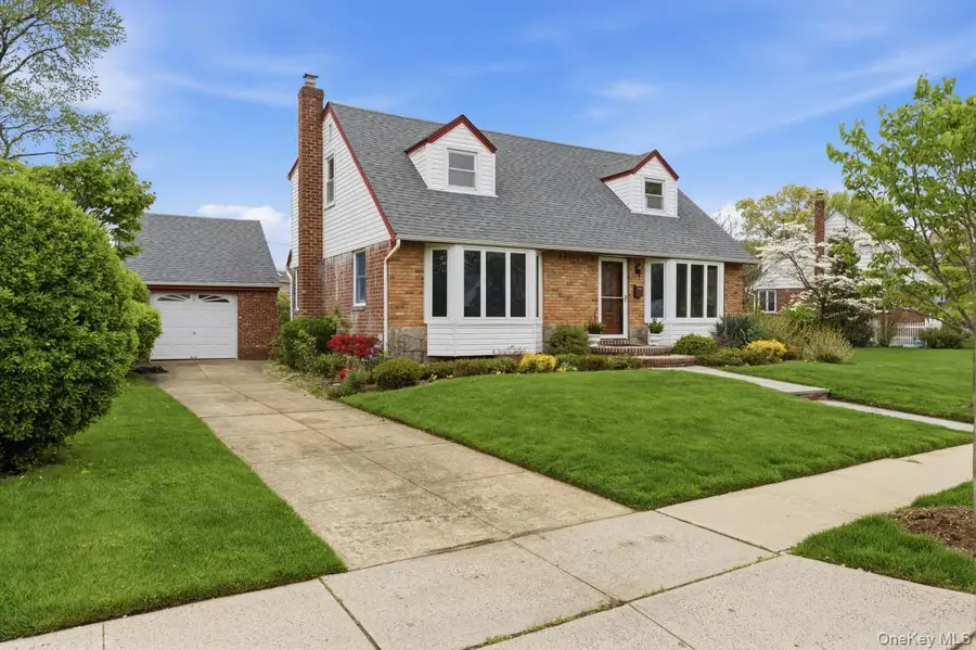 34 Park Circle W, New Hyde Park, NY 11040 - #3