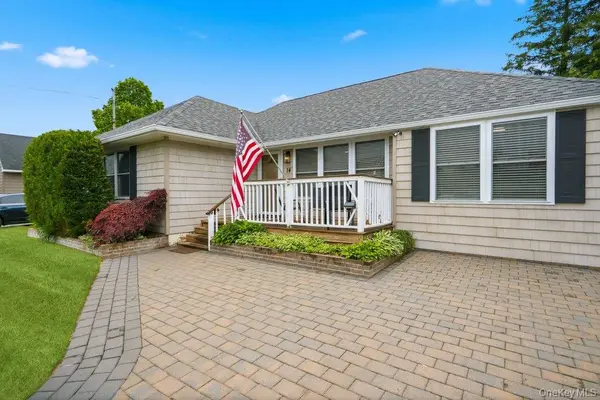 14 Kenneth Lane, North Babylon, NY 11703