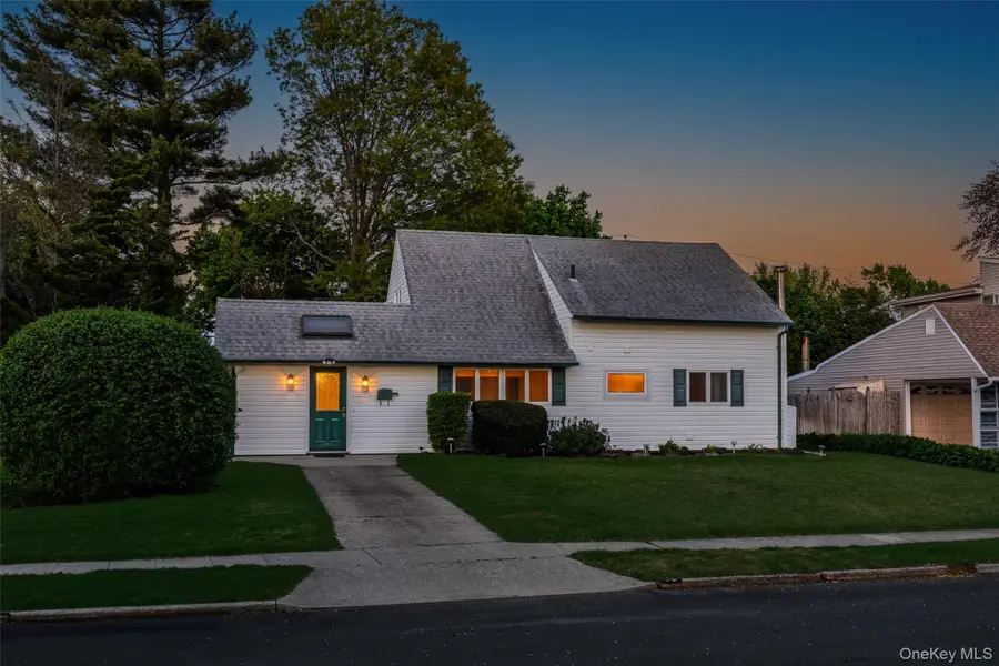 19 Palm Lane, Westbury, NY 11590 - #2