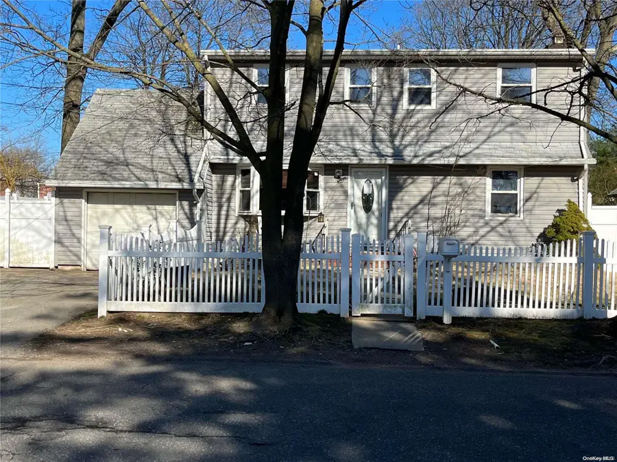 10 Field Place, Huntington Station, NY 11746 - Image #2