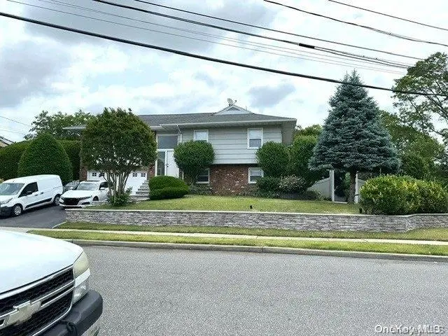 746 Vivian Ct #1, Baldwin, NY 11510 - Image #1