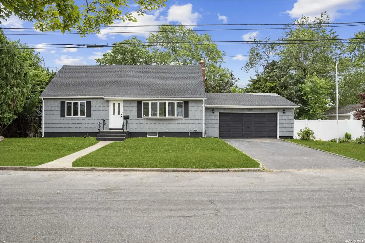 456 Heathcote Road, Lindenhurst, NY 11757 - Image #1