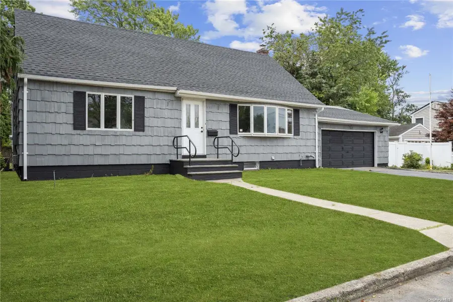 456 Heathcote Road, Lindenhurst, NY 11757 - Image #2