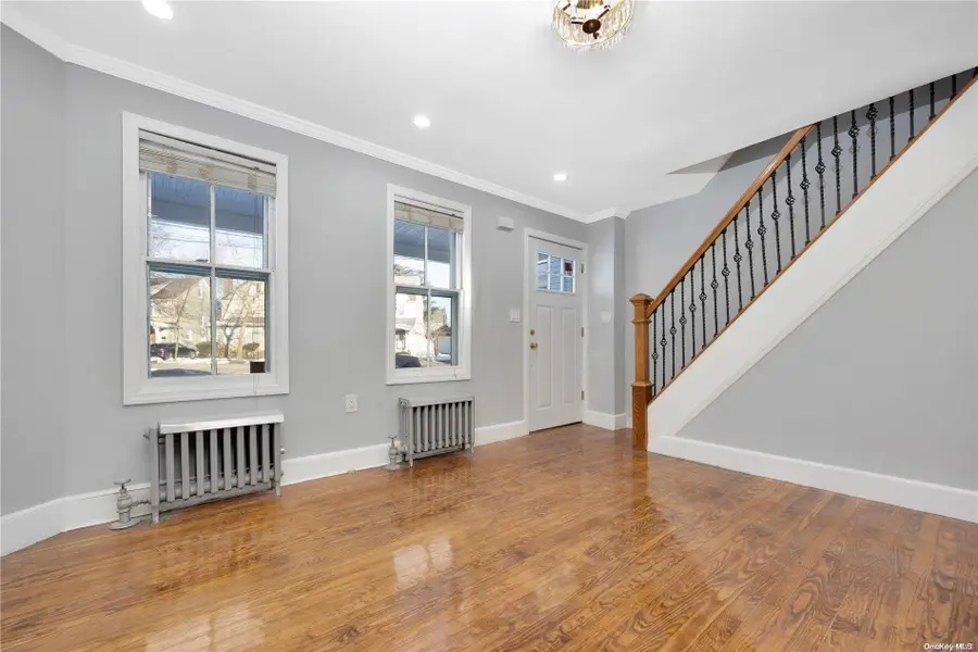 160 Rocklyn Avenue, Lynbrook, NY 11563 - Image #2