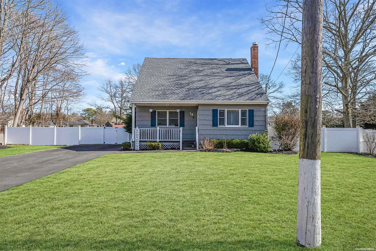 19 Wards Lane, Bellport, NY 11713 - Image #1