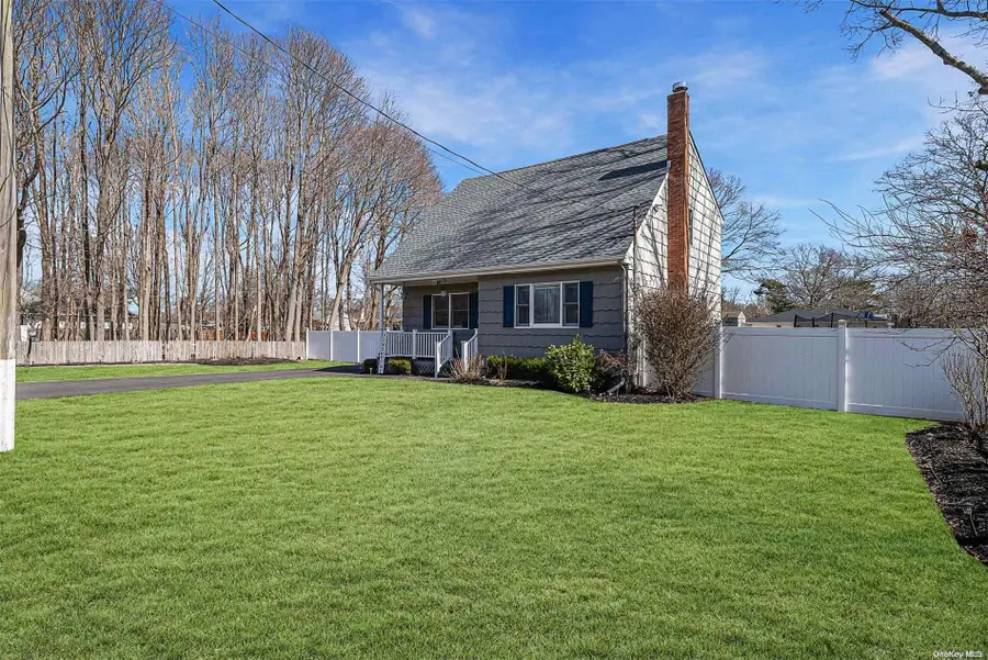19 Wards Lane, Bellport, NY 11713 - Image #3