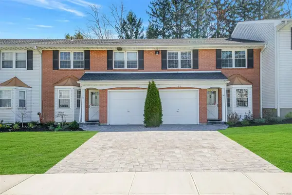 37 Santa Barbara Drive #37, Plainview, NY 11803