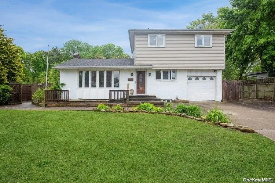 6 Riverdale Avenue, Oakdale, NY 11769 - Image #1