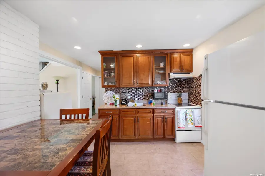 15 Bobwhite Lane, Hicksville, NY 11801 - Image #2