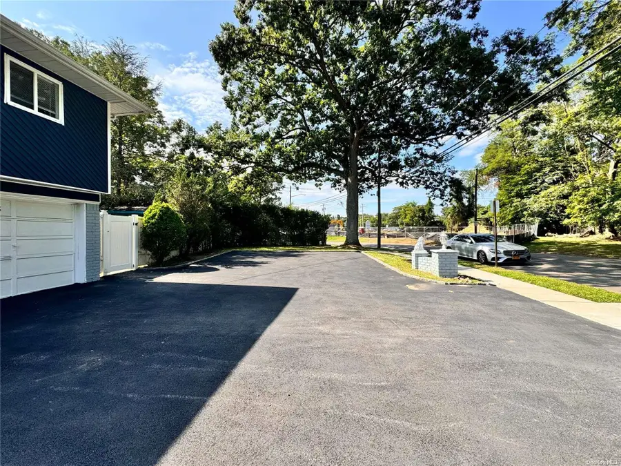 18 Park Drive E, Syosset, NY 11791 - Image #2