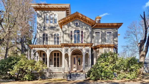 6 Eileen Dr, Rensselaer, NY 12144