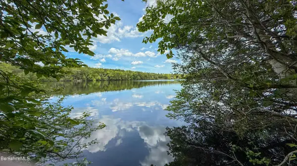 18 Osceola Dr, Becket, MA 01223