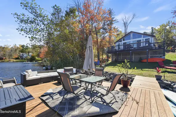 30 Cove Ln, Hinsdale, MA 01235