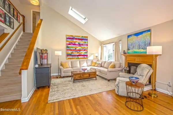 17 Fieldstone Dr, Pittsfield, MA 01201