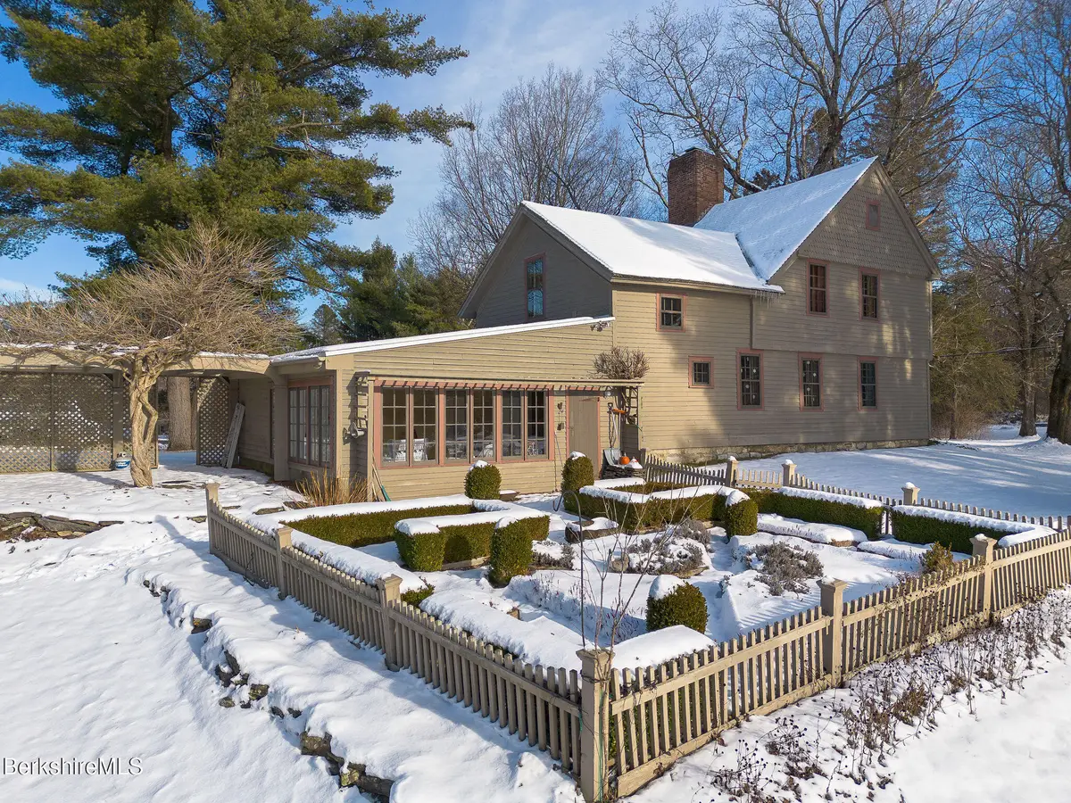 18 Goodrich St, Stockbridge, MA 01262 - #1