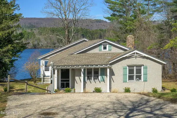 11 Mahkeenac Ter, Stockbridge, MA 01262