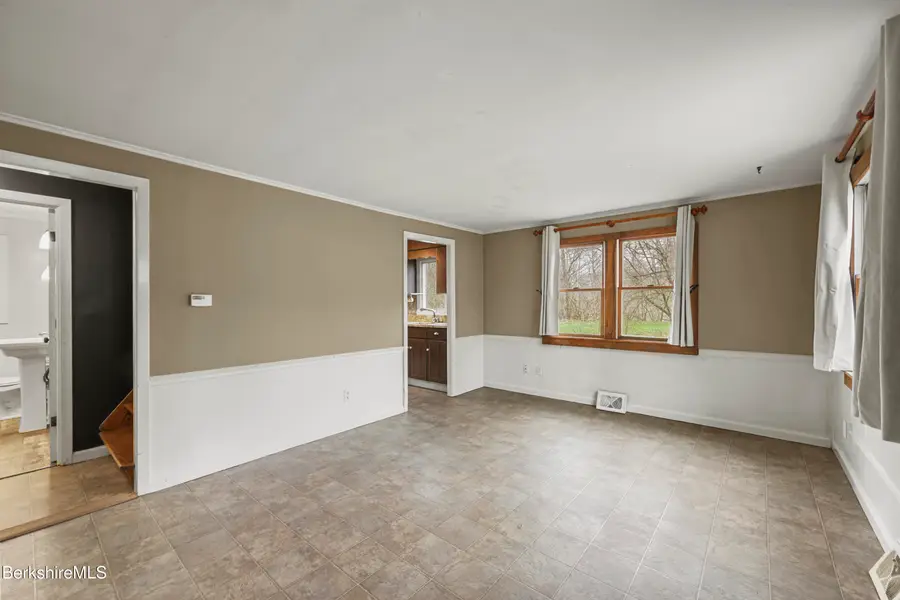 9 Leslie Ave, Lanesborough, MA 01237 - #3