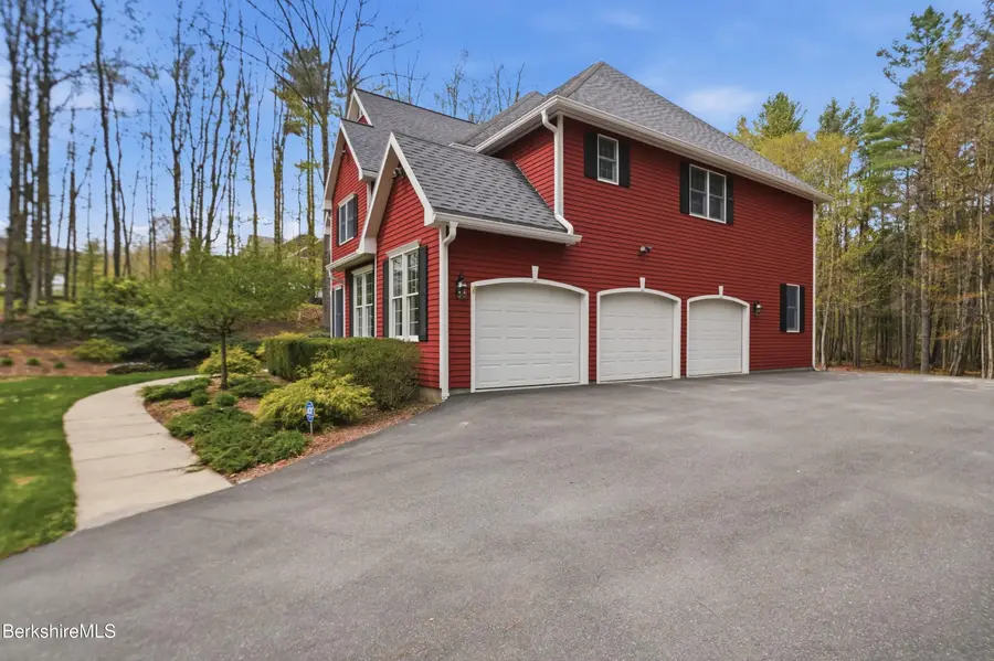 9 Eastbrook Ln, Pittsfield, MA 01201 - #2