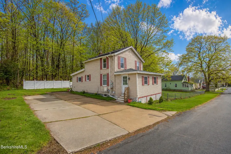 32 Lakeview St, Pittsfield, MA 01201 - #3