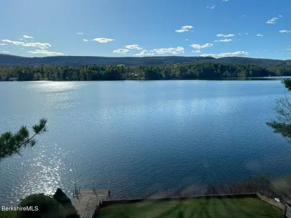 10 Mahkeenac Shores Rd, Stockbridge, MA 01262