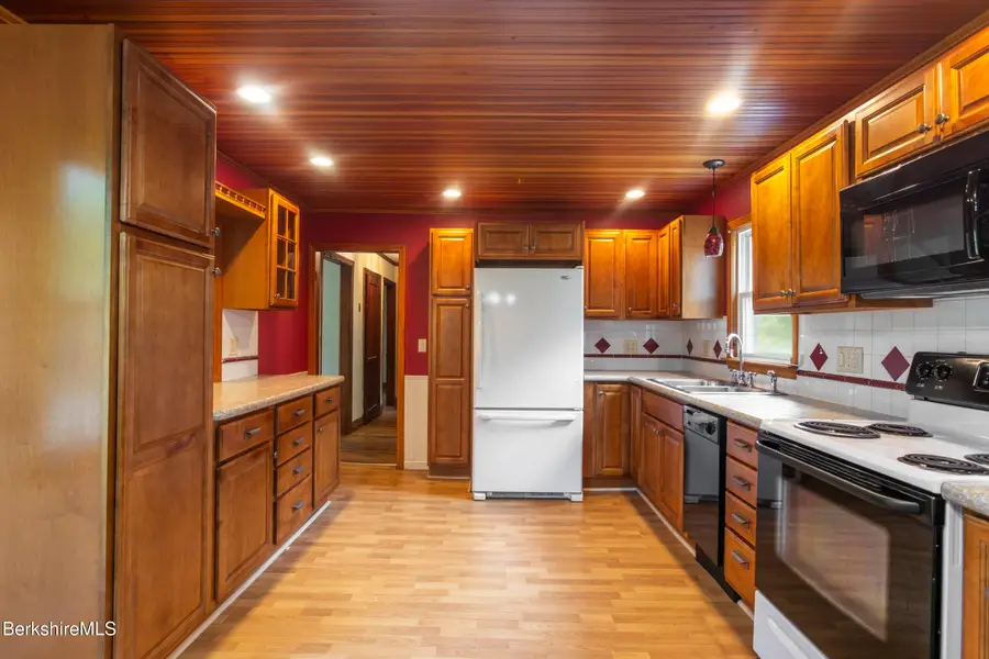 347 Maple St, Hinsdale, MA 01235 - #3