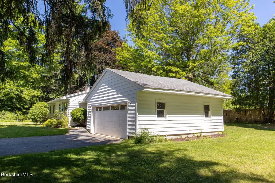8 Stillwell St, Great Barrington, MA 01230 - #3