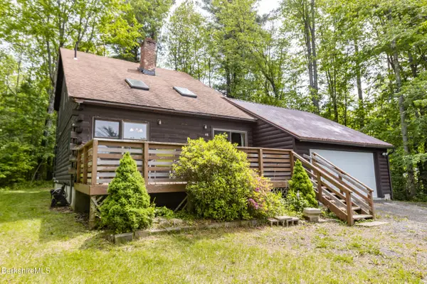 48 Canterbury Ln, Hinsdale, MA 01235