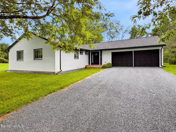 73 Candlewood Dr, Williamstown, MA 01267