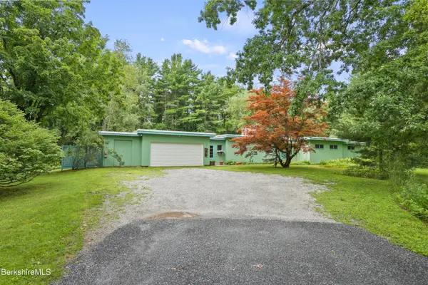 2 Fox Meadow Ln, Stockbridge, MA 01262