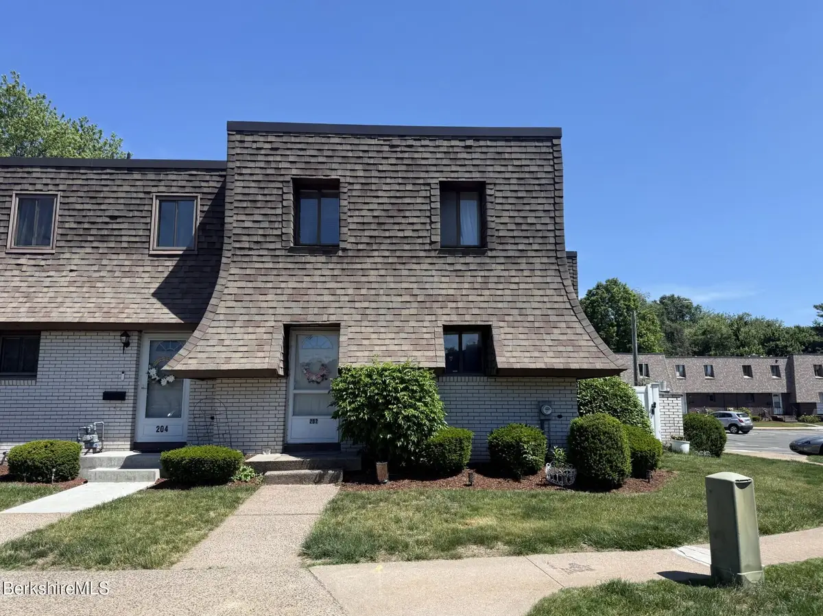 202 Beekman Dr, Agawam, MA 01001 - #1