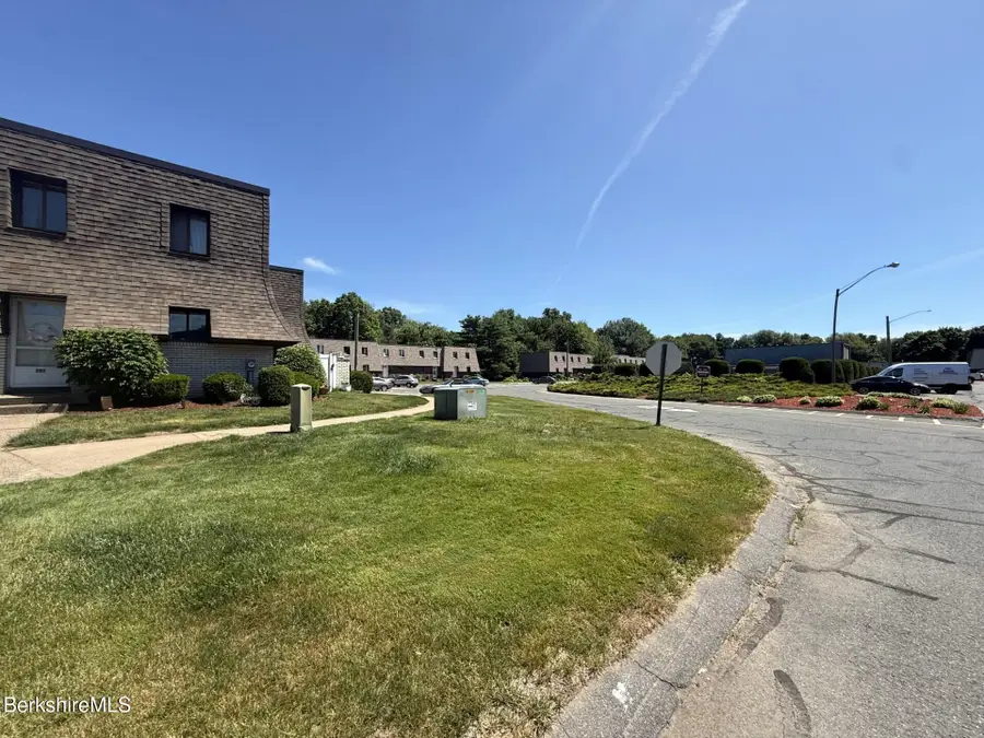 202 Beekman Dr, Agawam, MA 01001 - #2