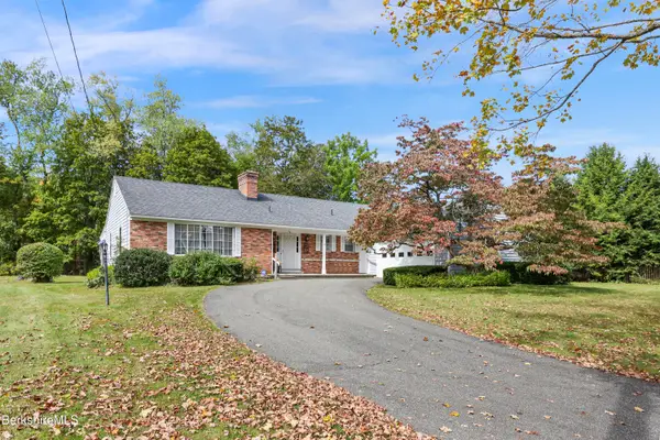 8 Clydesdale Dr, Pittsfield, MA 01201