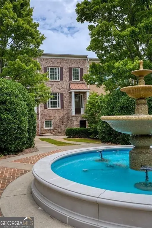 956 Persimmon Point Ne, Sandy Springs, GA 30328 - Image #2