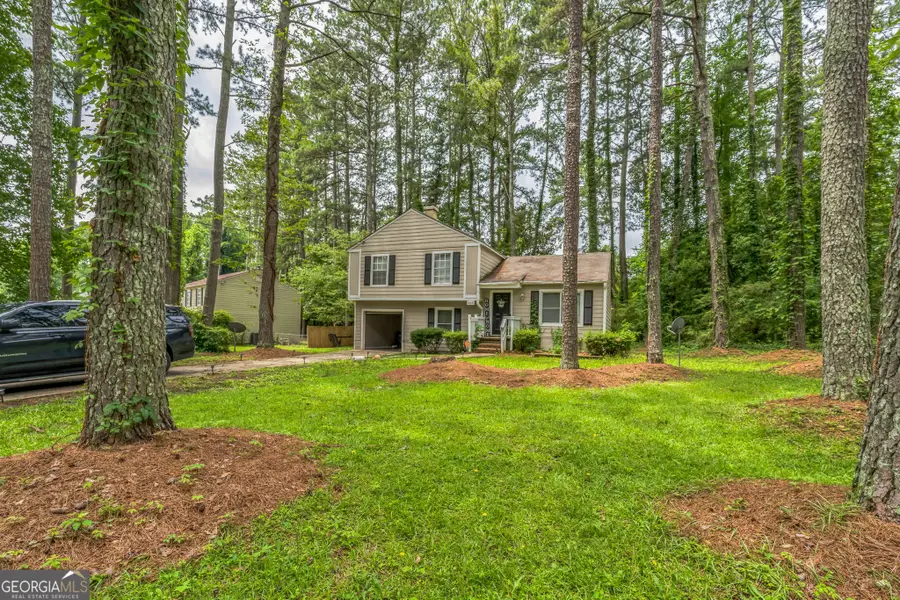 447 Sherwood Circle, Stone Mountain, GA 30087 - Image #2
