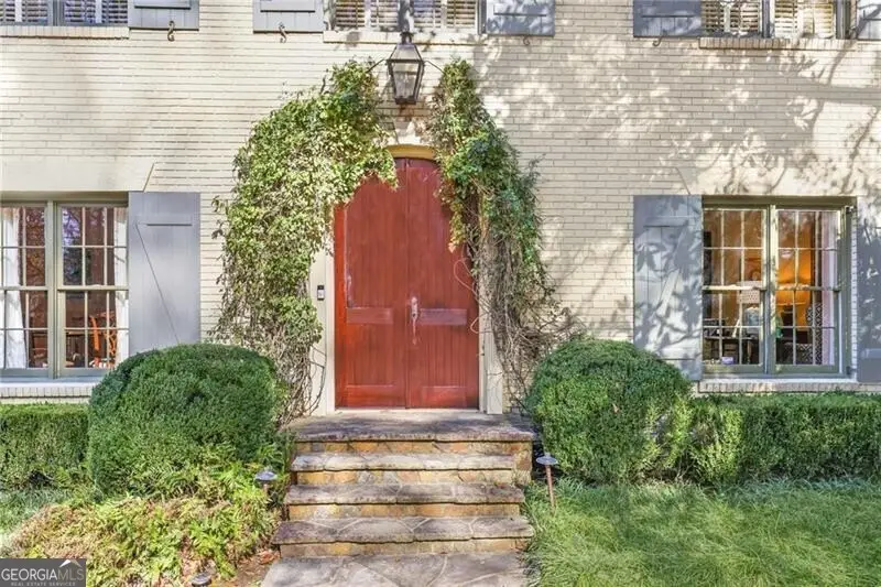 2586 Hyde Manor Drive Nw, Atlanta, GA 30327 - Image #2