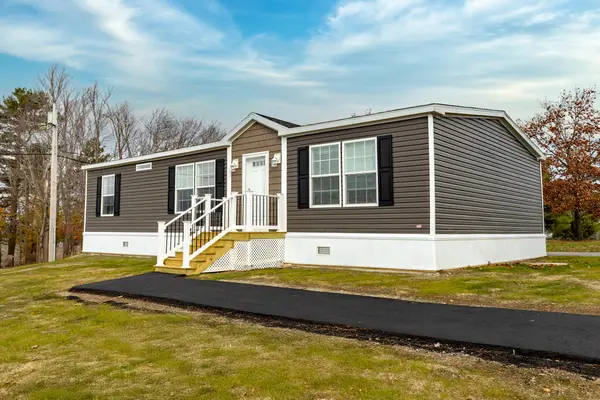 30 Main Road, Holden, ME 04429