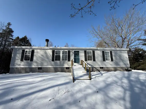 900 W Bay Road, Gouldsboro, ME 04607