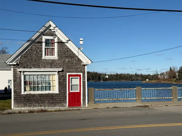 10 W Main Street, Vinalhaven, ME 04863