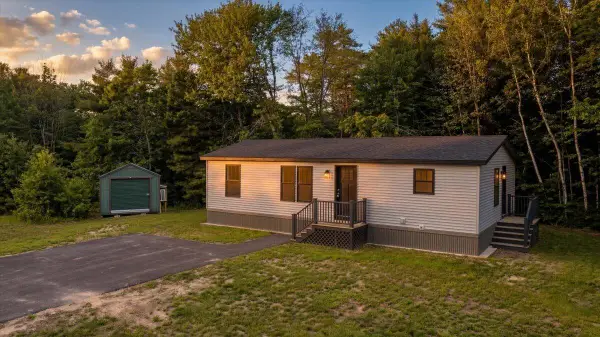 27 Meadow Lane, Sabattus, ME 04280