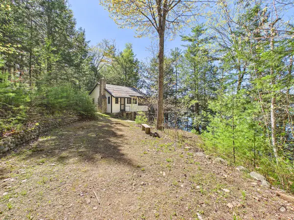 587 Scenic Drive E, Manchester, ME 04351